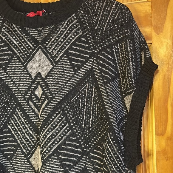 Love Scarlet sweater vest. Zippers on each side, soft and cozy material, medium. - Picture 2 of 8